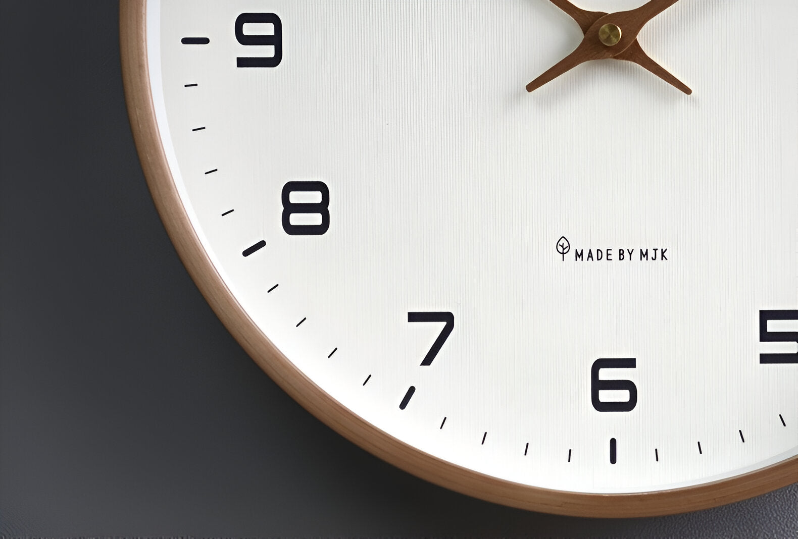 Nordische Uhr mit warmem Holzrahmen und klarem skandinavischem Stil | Temsk