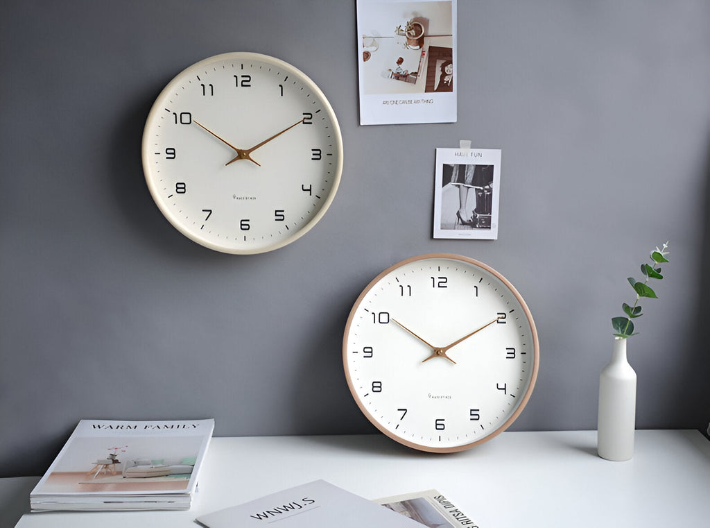 Nordische Uhr mit warmem Holzrahmen und klarem skandinavischem Stil | Temsk