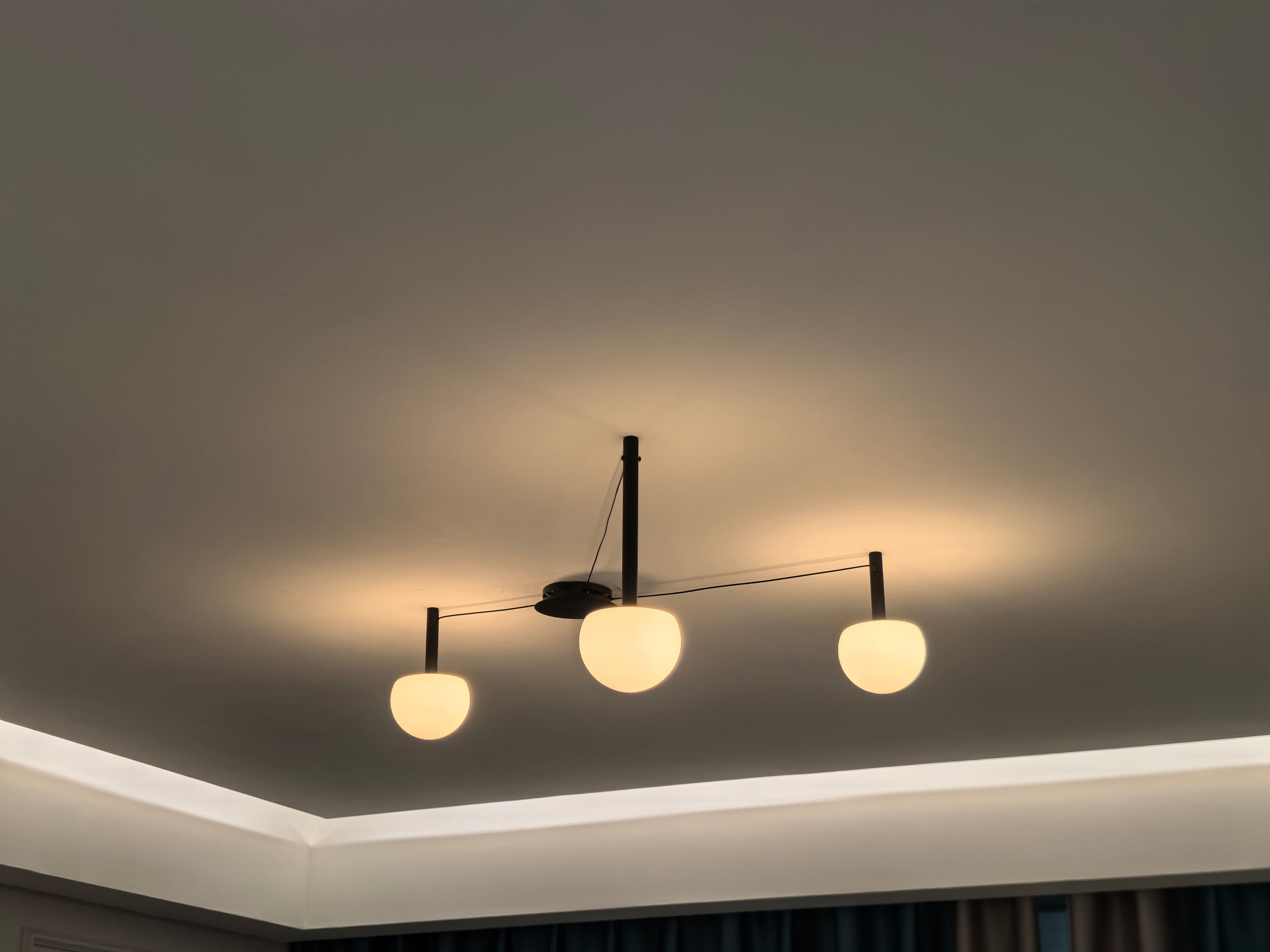 Adjustable Glass Globe Ceiling Lamp With White Metal Frame for Modern Living Room | Temsk