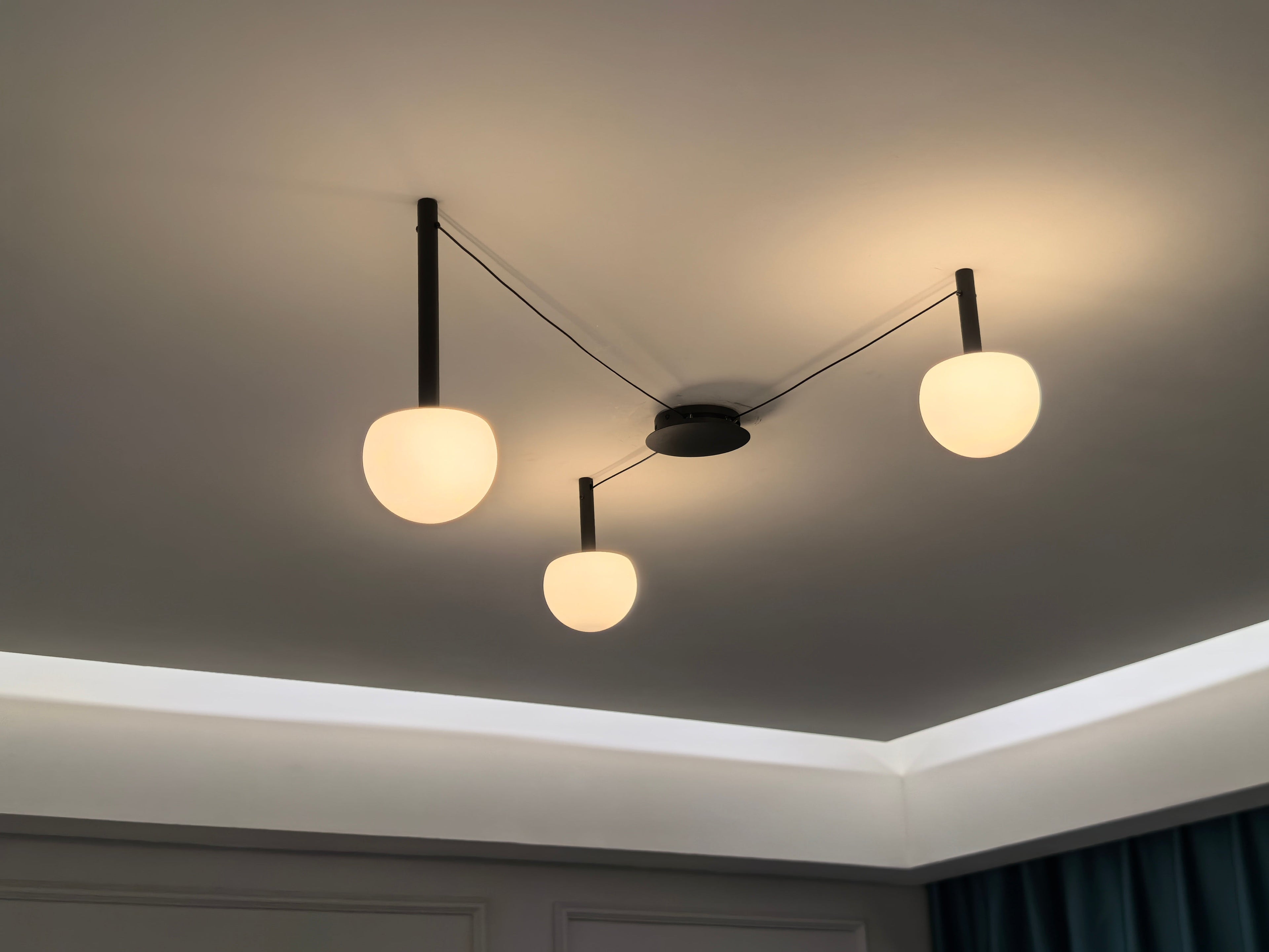 Adjustable Glass Globe Ceiling Lamp With White Metal Frame for Modern Living Room | Temsk