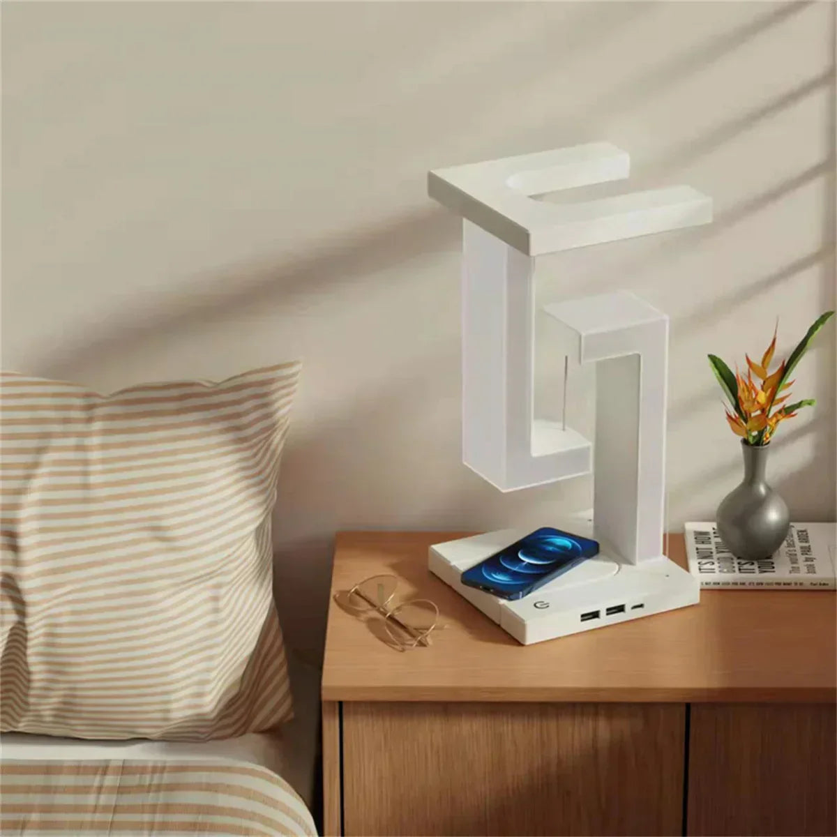 Floating Desk Lamp With Built-In Wireless Charging | Temsk