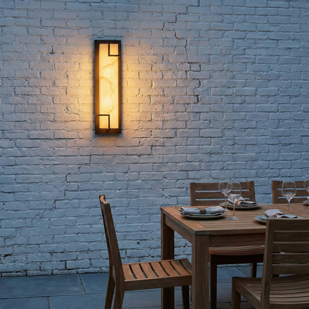LumaNova elegantní nástěnné svítidlo s efektem mramoru ve vertikálním provedení | Temsk