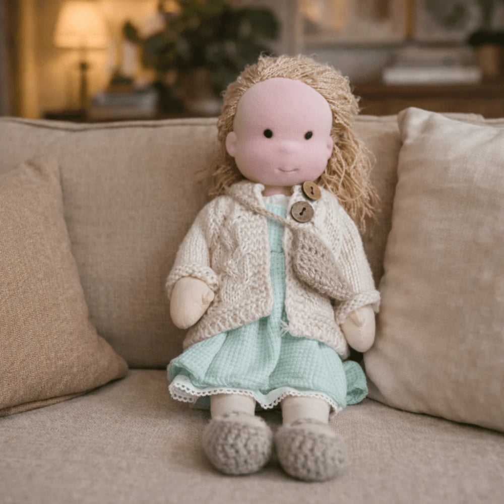 Håndlavet babydukke til børn blid legekammerat gave | Temsk
