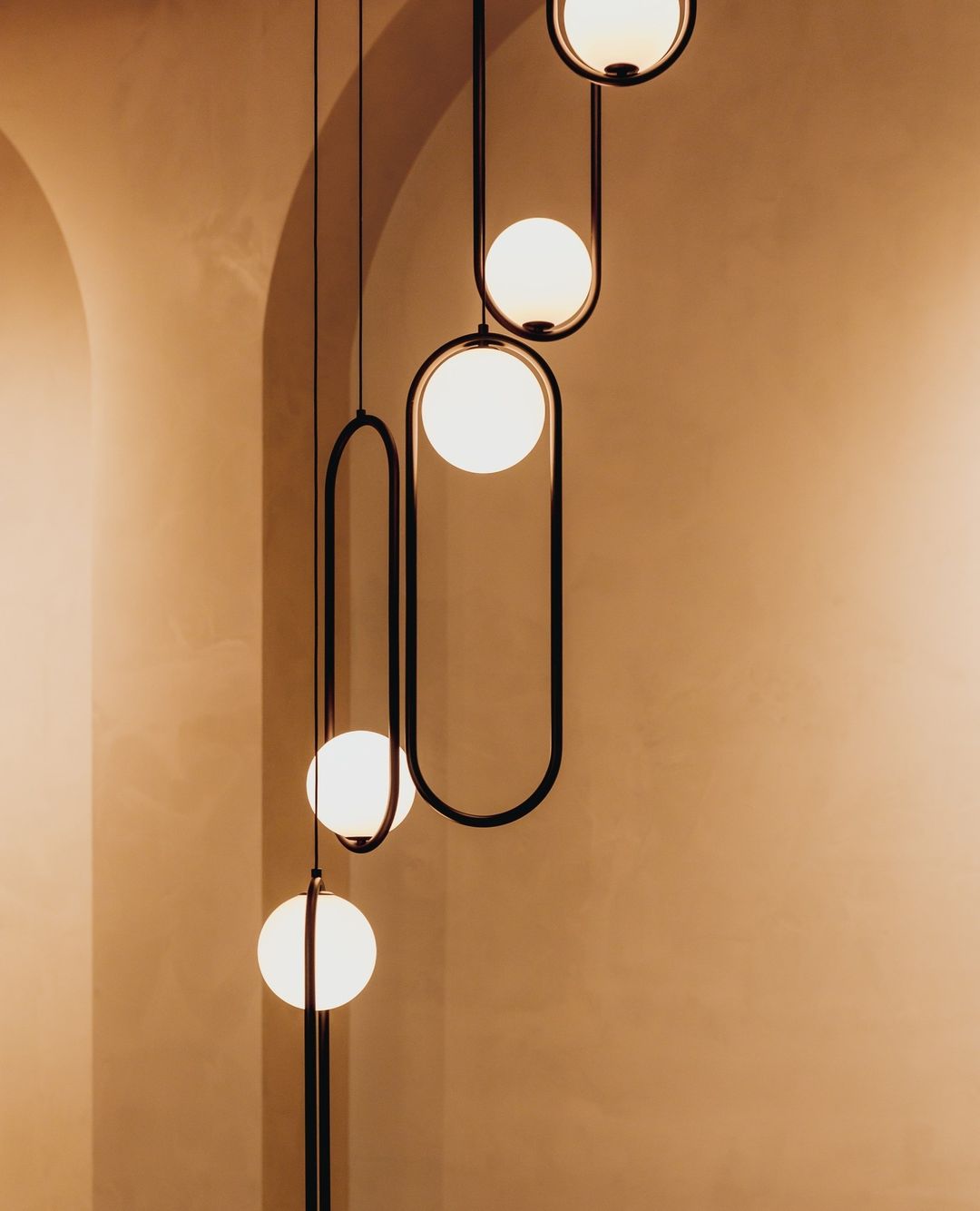 Astraea Modern Pendant Lamp for Elegant Living Spaces | Snurv | Temsk