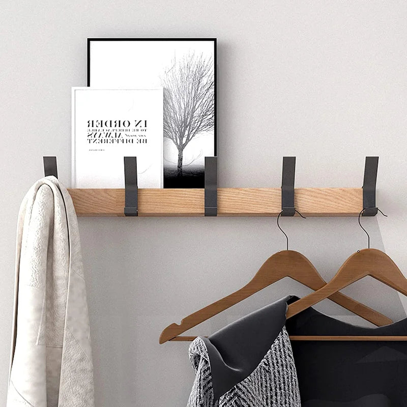 Nordische Wandgarderobe mit verstellbaren Haken in Schwarz und Holzoptik | Temsk