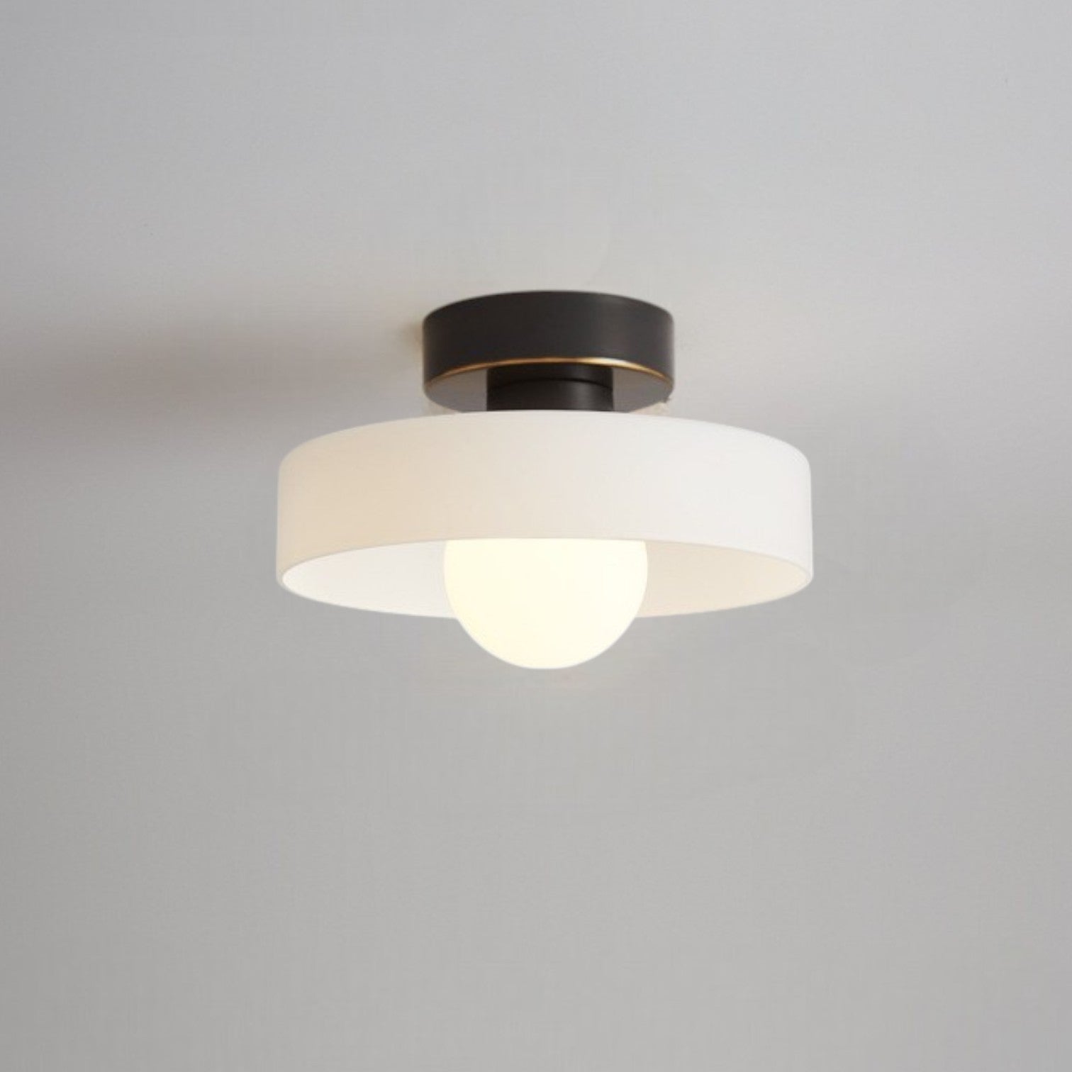 Französische Bauhaus Minimalistische Deckenleuchte mit Messing und Glas | Temsk