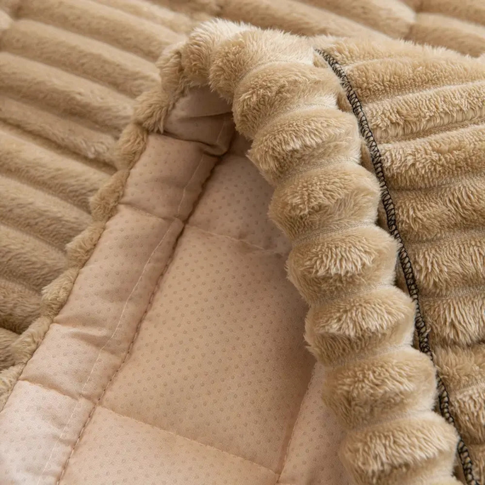 Plüschsofaüberzug mit plissierten Kanten für Schutz und Komfort | Temsk