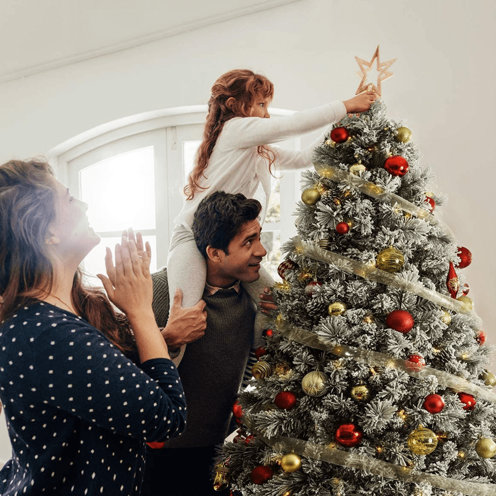 Schneebedeckter Weihnachtsbaum mit vorinstallierten LED-Lichtern | Temsk