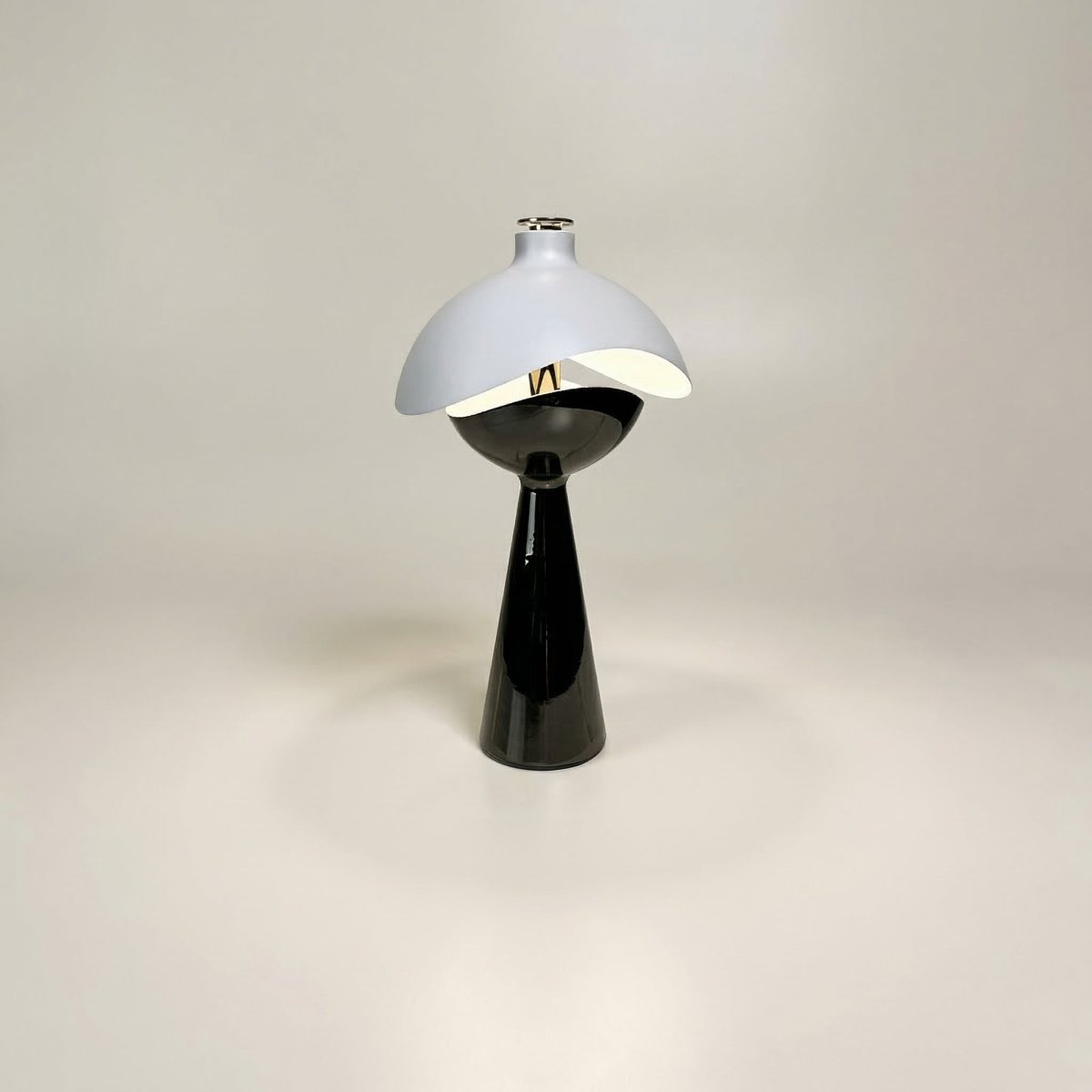 Genopladelig LED bordlampe med moderne design, 15 tommer høj | Temsk