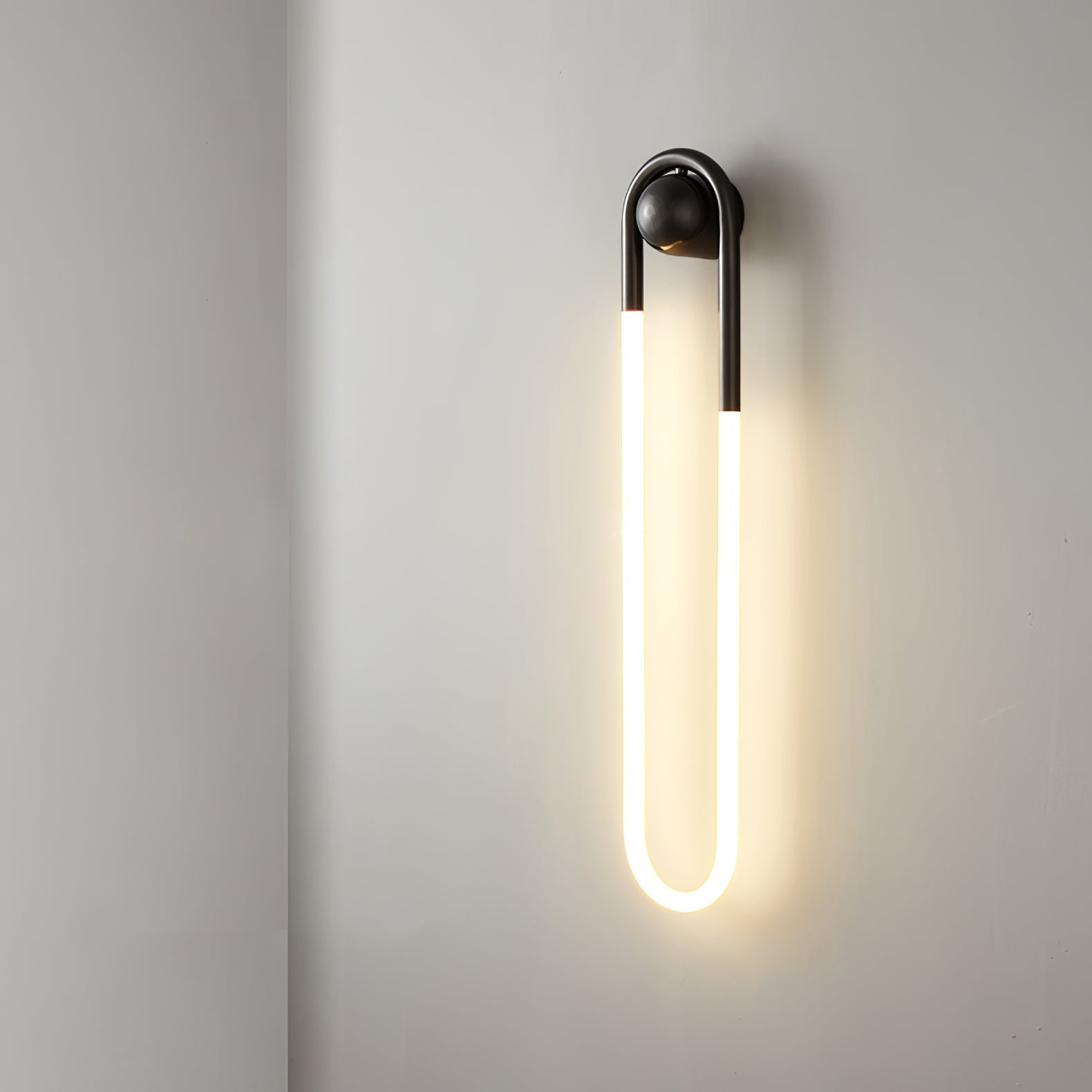 Moderne LED-Wandlampe mit Messing und schwarzem minimalistischen Design | Temsk