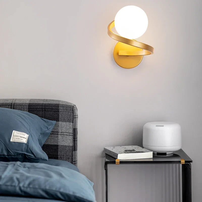 Astra Wandleuchte mit doppelten LED-Glaskugeln und spiralförmigem Metallband | Temsk