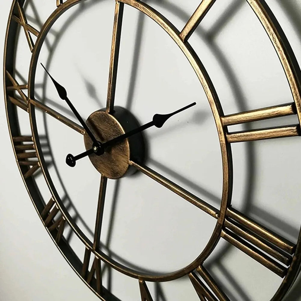 Zeitgenössische 3D Metall-Wanduhr mit großen römischen Ziffern | Temsk