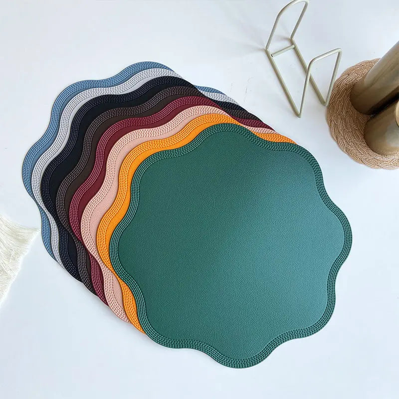 FloraMat elegante runde Platzsets aus Kunstleder mit floralem Präge-Design | Temsk