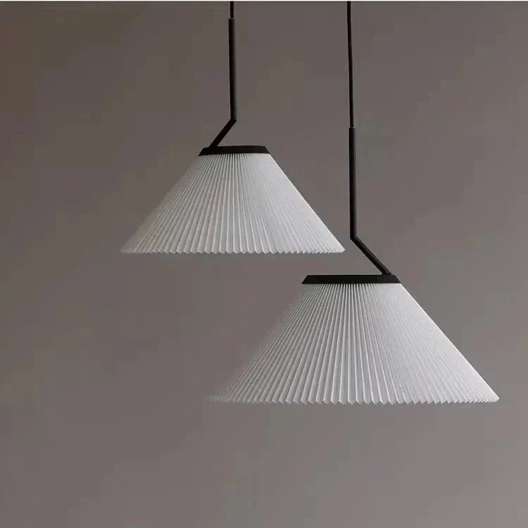 Velora krémová plisovaná závěsná lampa s teplým světlem a jemným skandinávským stylem | Snurv | Temsk