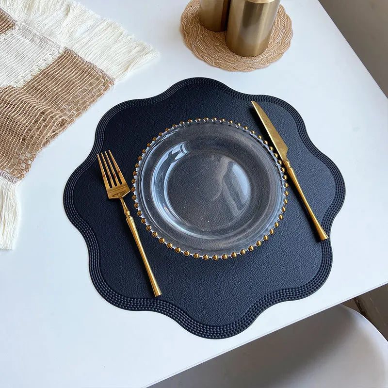 FloraMat elegante runde Platzsets aus Kunstleder mit floralem Präge-Design | Temsk