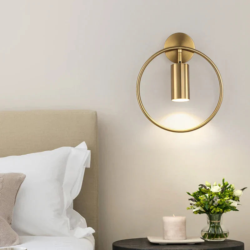 Halo Wandleuchte mit nordischen Goldakzenten im minimalistischen Stil | Temsk