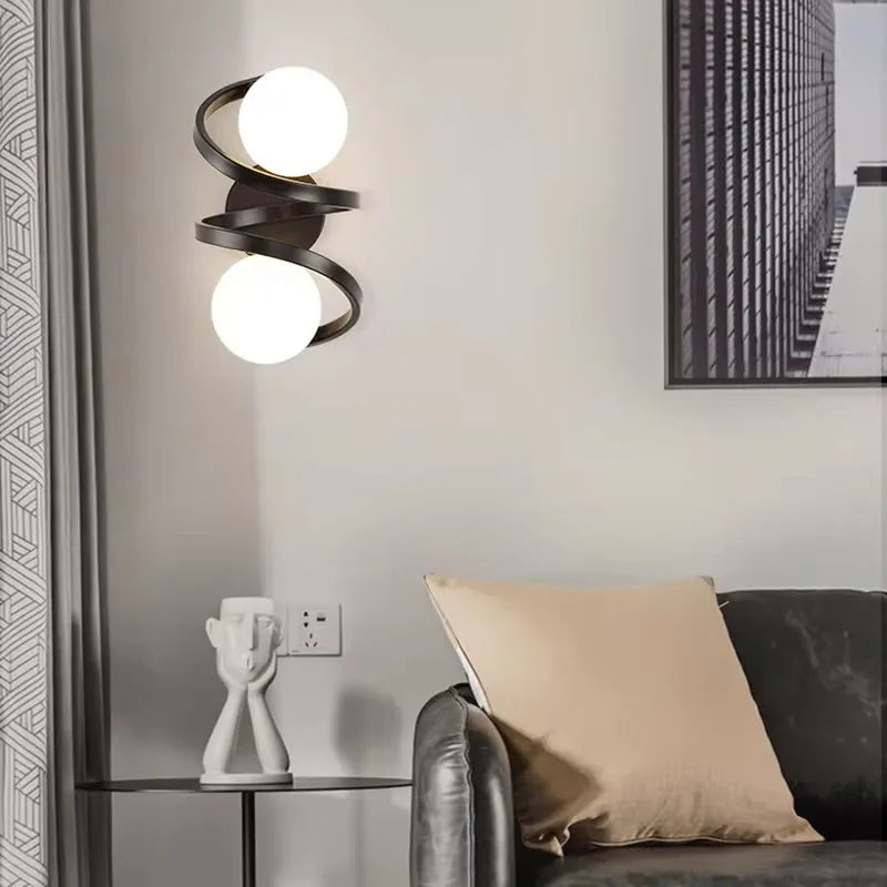 Astra Wandleuchte mit doppelten LED-Glaskugeln und spiralförmigem Metallband | Temsk