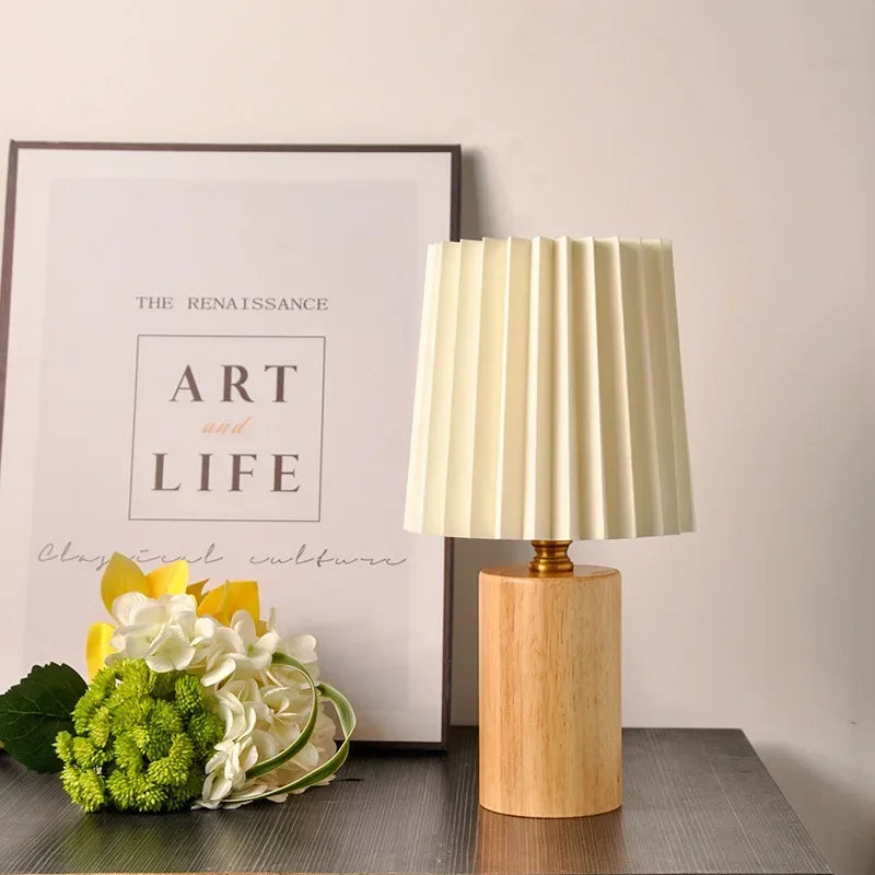 Mittelalterliche Plissee-Lampe mit nordischem Holzsockel-Design | Temsk