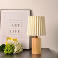 Mittelalterliche Plissee-Lampe mit nordischem Holzsockel-Design | Temsk
