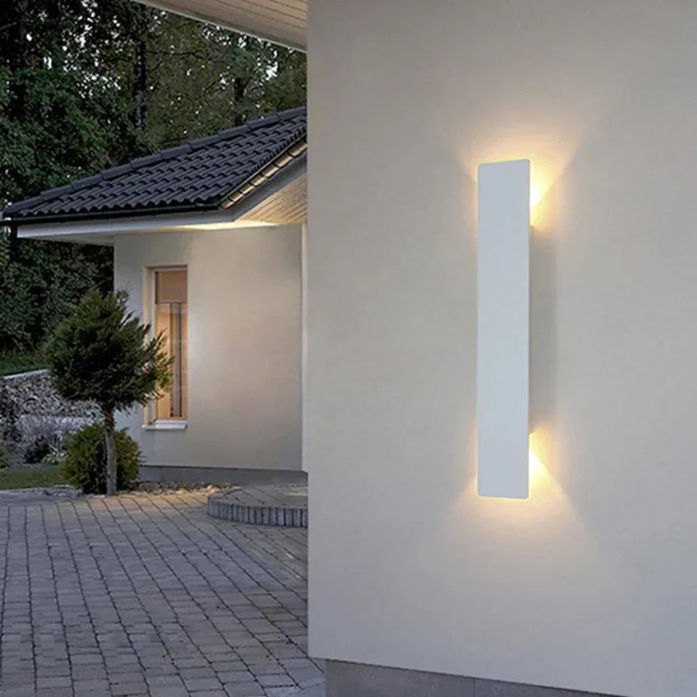 LuxeLite Wasserdichte Außenwandleuchte mit LED-Beleuchtung nach oben und unten | Temsk