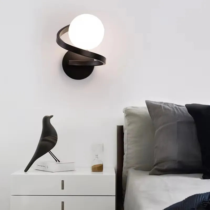 Astra Wandleuchte mit doppelten LED-Glaskugeln und spiralförmigem Metallband | Temsk