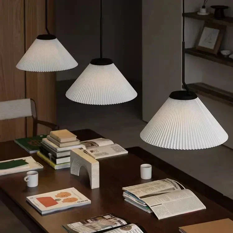 Velora krémová plisovaná závěsná lampa s teplým světlem a jemným skandinávským stylem | Snurv | Temsk