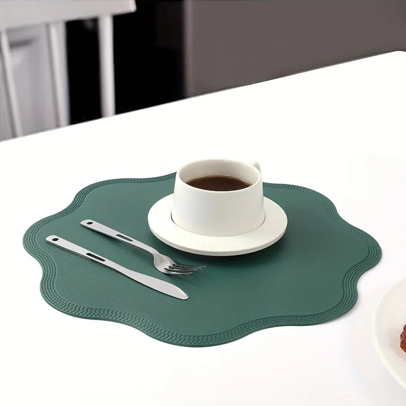 FloraMat elegante runde Platzsets aus Kunstleder mit floralem Präge-Design | Temsk