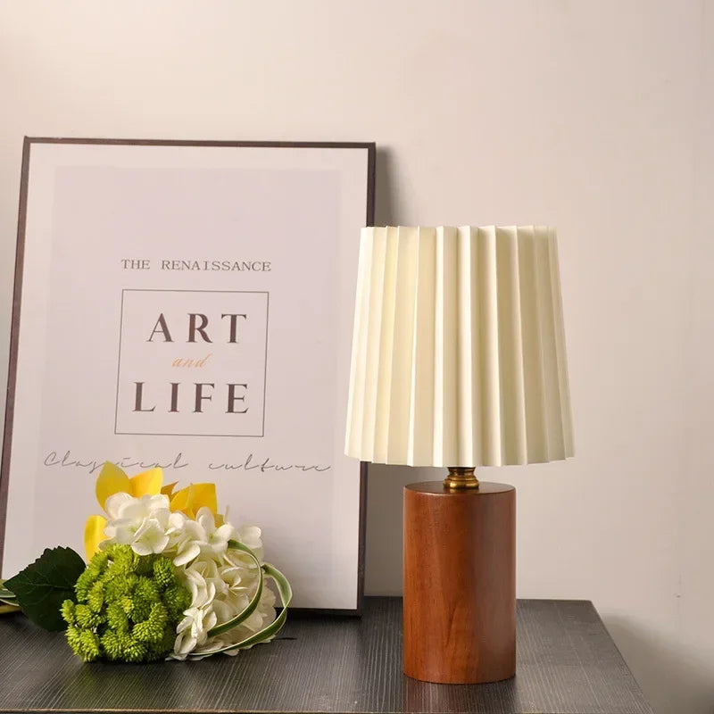 Mittelalterliche Plissee-Lampe mit nordischem Holzsockel-Design | Temsk