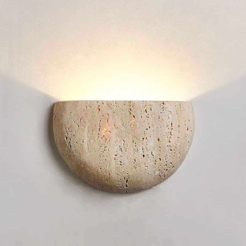Wabi-Sabi Stein-Wandleuchte mit natürlichem Travertin-Halbkugelschirm | Temsk