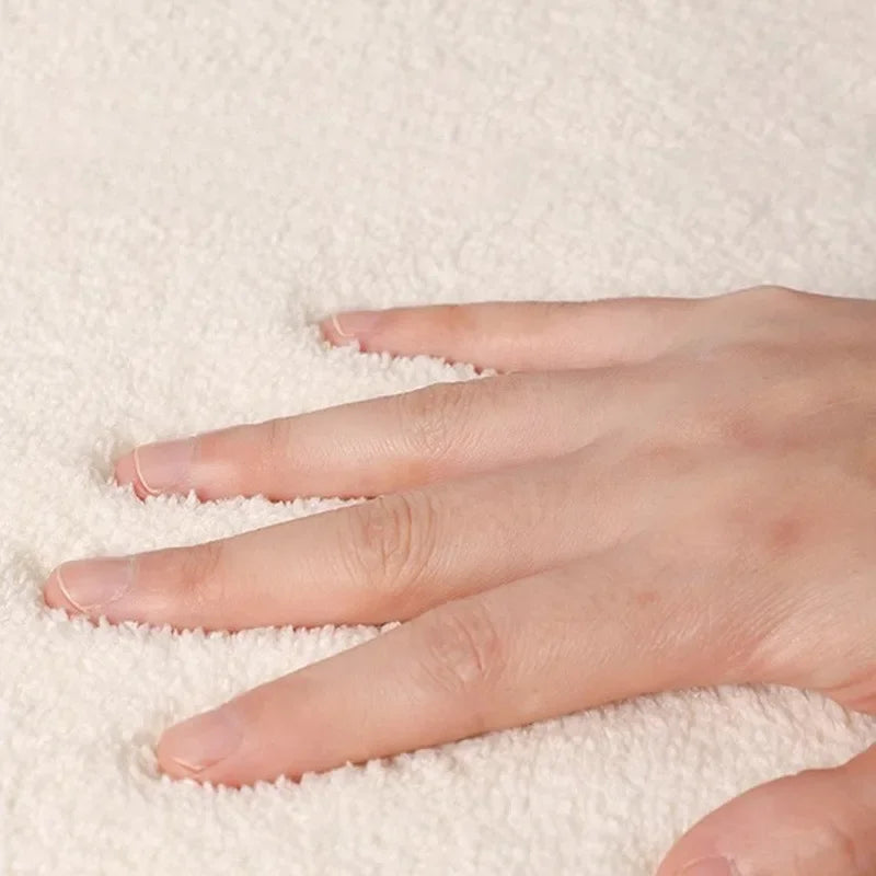 Cremefarbener rutschfester unregelmäßiger weicher Teppich für minimalistische Wohnzimmer | Temsk