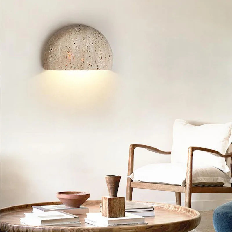 Wabi-Sabi Stein-Wandleuchte mit natürlichem Travertin-Halbkugelschirm | Temsk