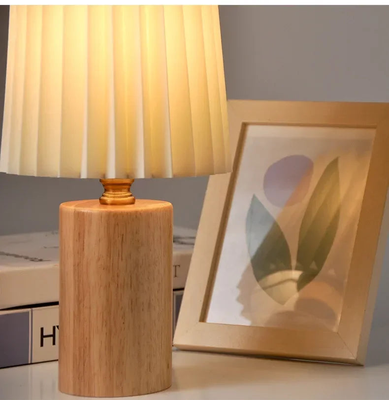 Mittelalterliche Plissee-Lampe mit nordischem Holzsockel-Design | Temsk