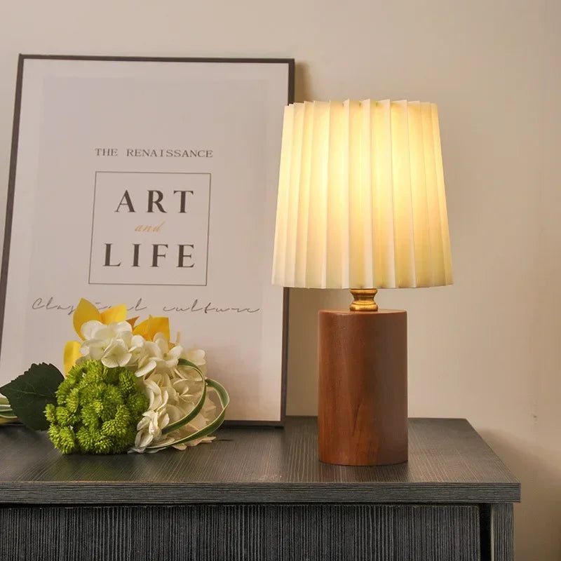 Mittelalterliche Plissee-Lampe mit nordischem Holzsockel-Design | Temsk