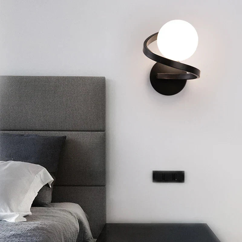 Astra Wandleuchte mit doppelten LED-Glaskugeln und spiralförmigem Metallband | Temsk