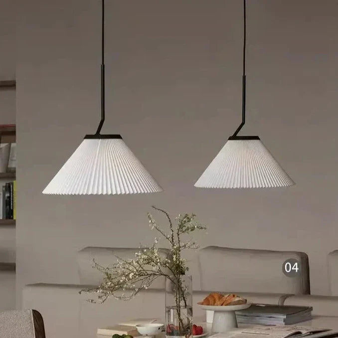 Velora krémová plisovaná závěsná lampa s teplým světlem a jemným skandinávským stylem | Snurv | Temsk