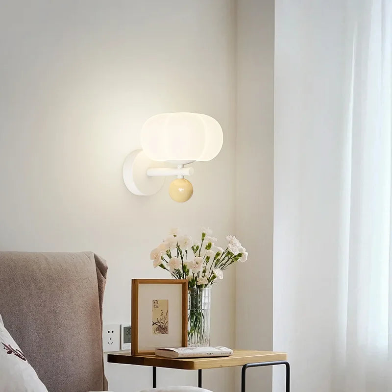 Nordische Kürbis-Wandlampe mit modernem Glas- und Metallschirm | Temsk