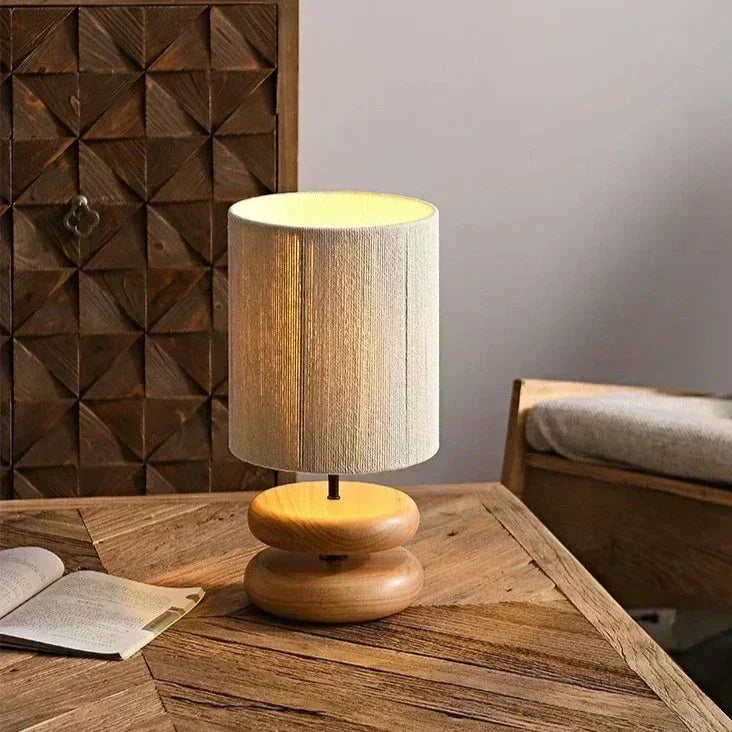 Nova Walnuss Nachttischlampe mit weichem Stoffschirm | Temsk