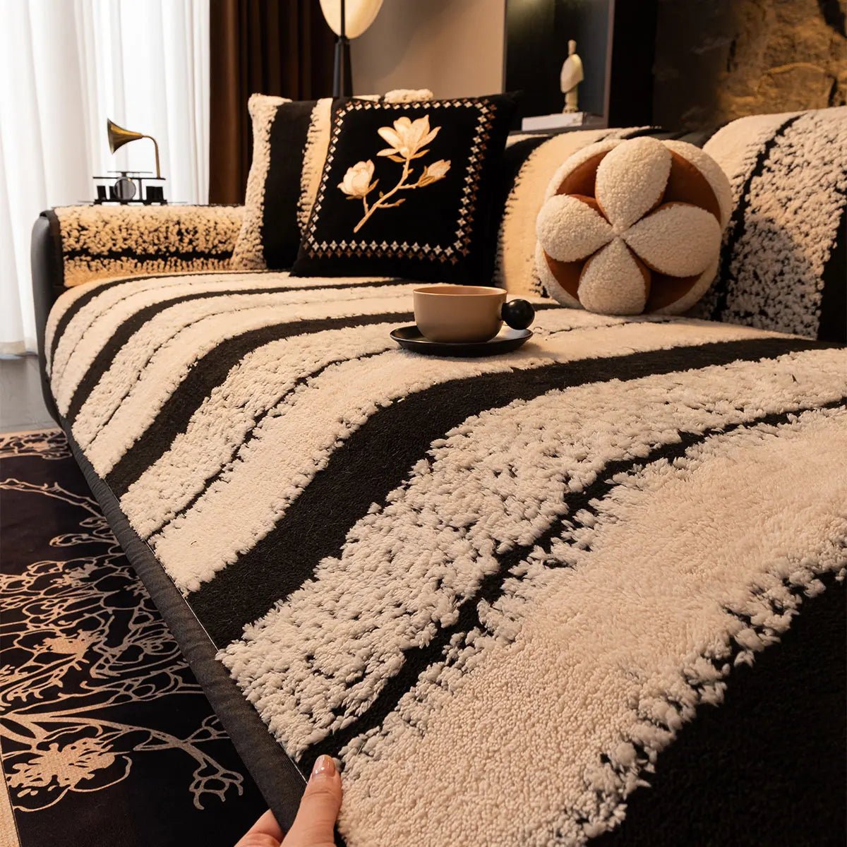 CozyGuard Plush Non-Slip Couch Cover, Universal Sofa Protector Against Hair and Dirt | Temsk