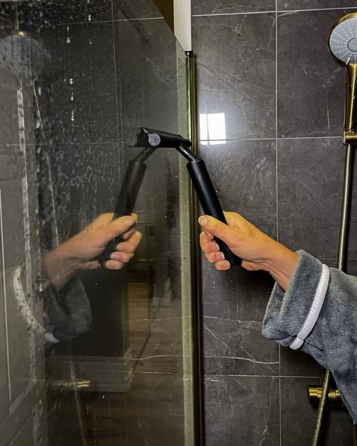 AeroClean Telescopic Shower Cleaner For Streakless Glass And Tile | Temsk