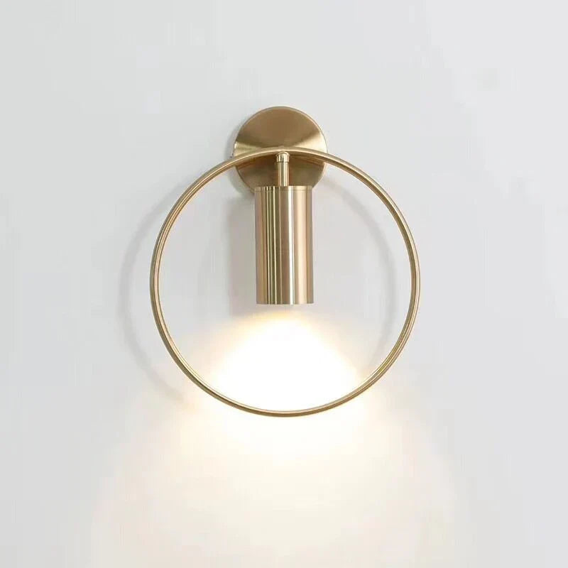 Halo Wandleuchte mit nordischen Goldakzenten im minimalistischen Stil | Temsk