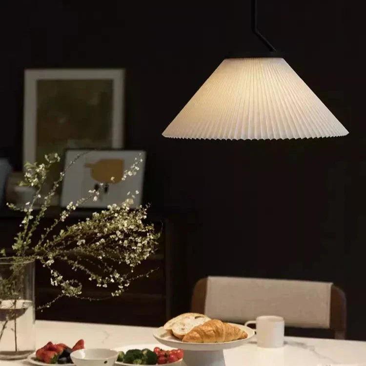 Velora krémová plisovaná závěsná lampa s teplým světlem a jemným skandinávským stylem | Snurv | Temsk