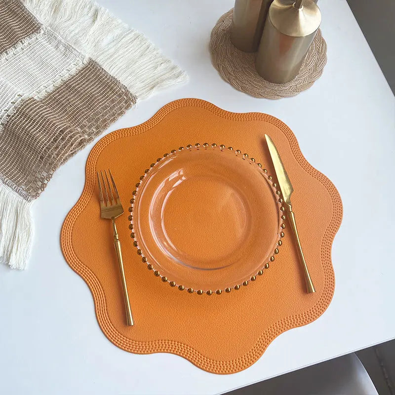 FloraMat elegante runde Platzsets aus Kunstleder mit floralem Präge-Design | Temsk