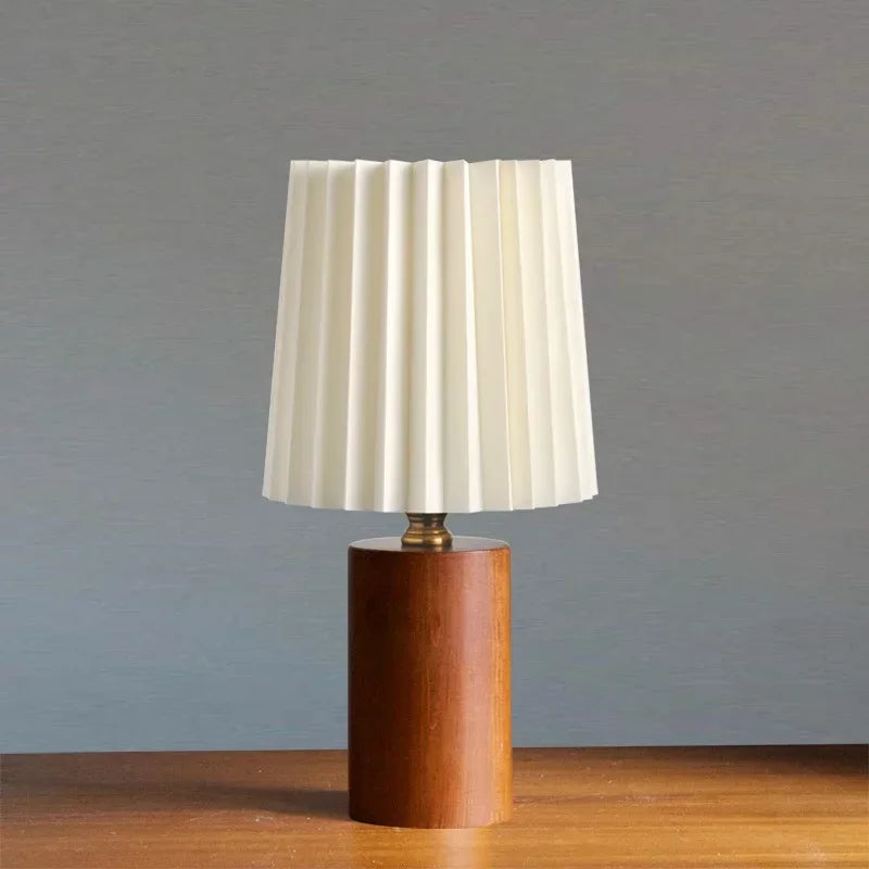Mittelalterliche Plissee-Lampe mit nordischem Holzsockel-Design | Temsk