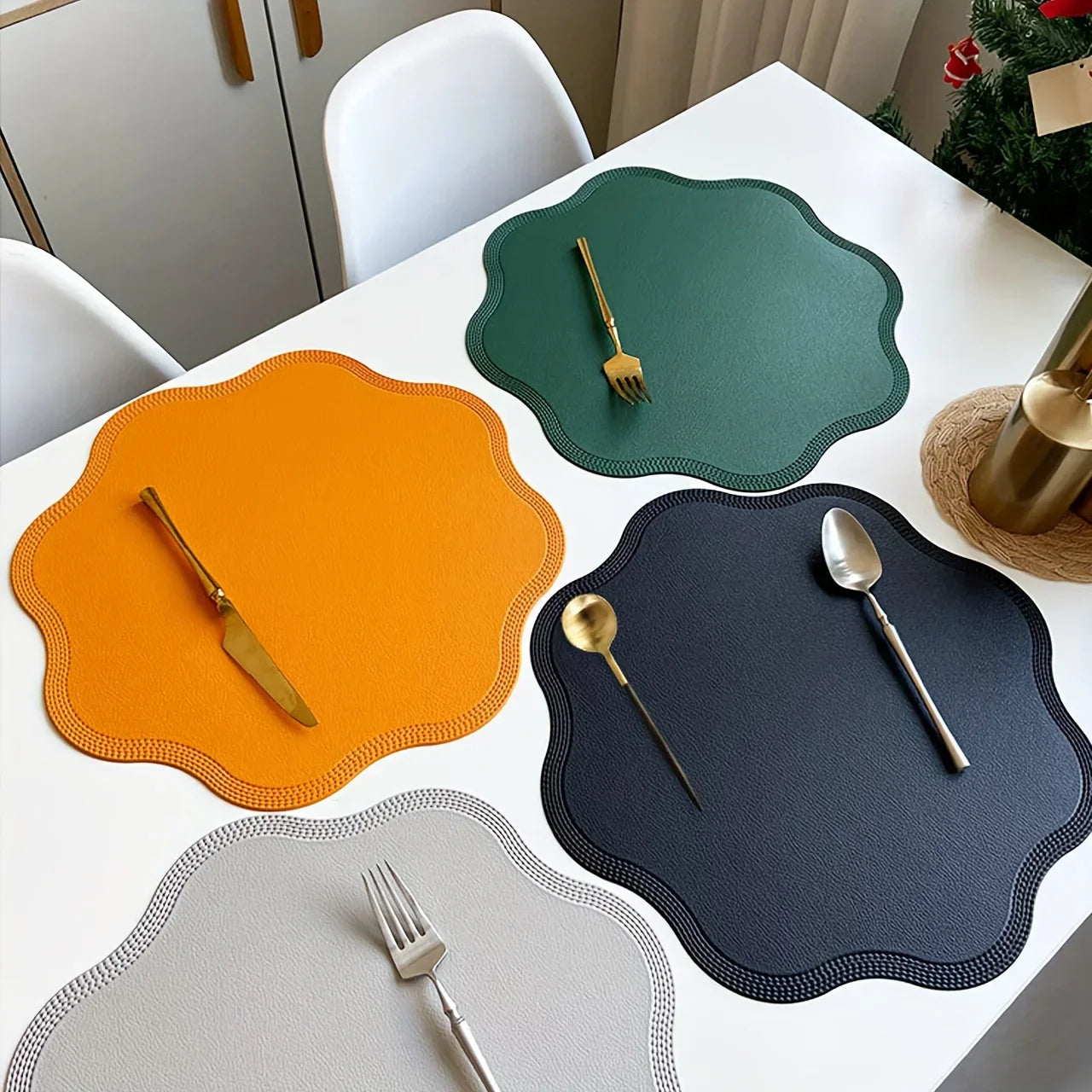 FloraMat elegante runde Platzsets aus Kunstleder mit floralem Präge-Design | Temsk