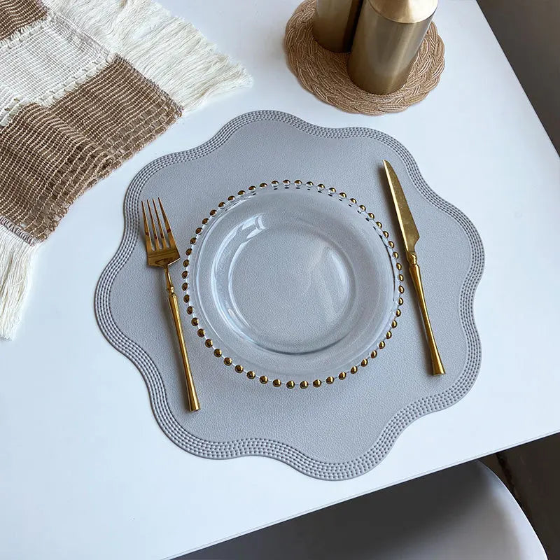 FloraMat elegante runde Platzsets aus Kunstleder mit floralem Präge-Design | Temsk