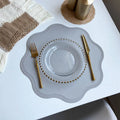FloraMat elegante runde Platzsets aus Kunstleder mit floralem Präge-Design | Temsk