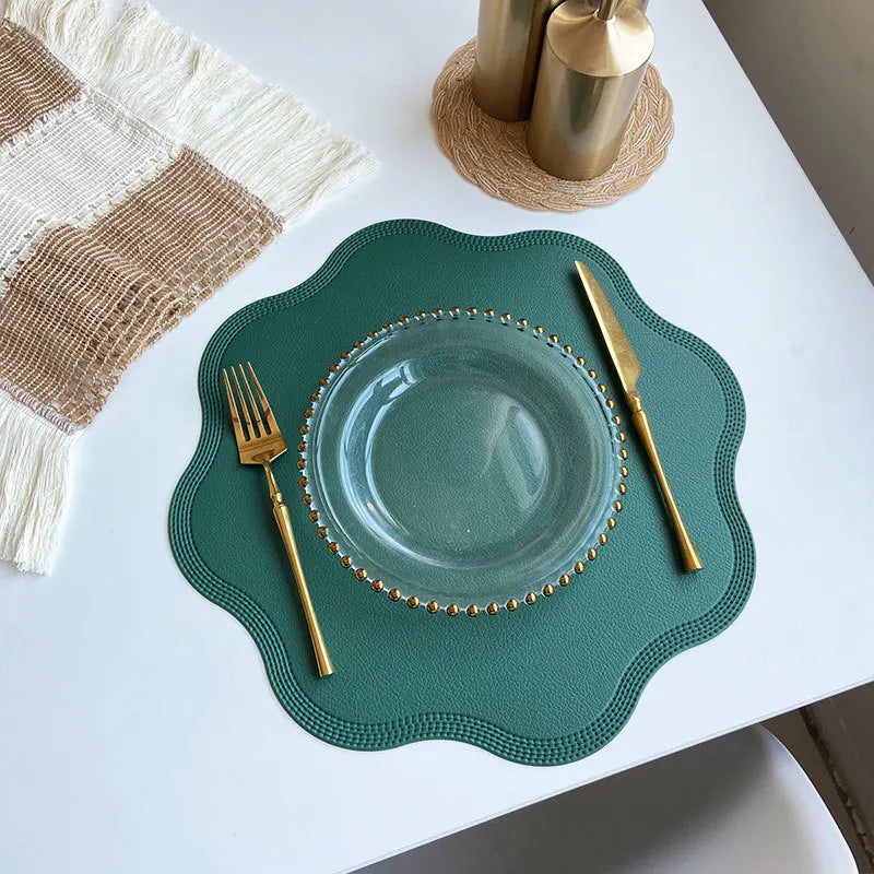 FloraMat elegante runde Platzsets aus Kunstleder mit floralem Präge-Design | Temsk
