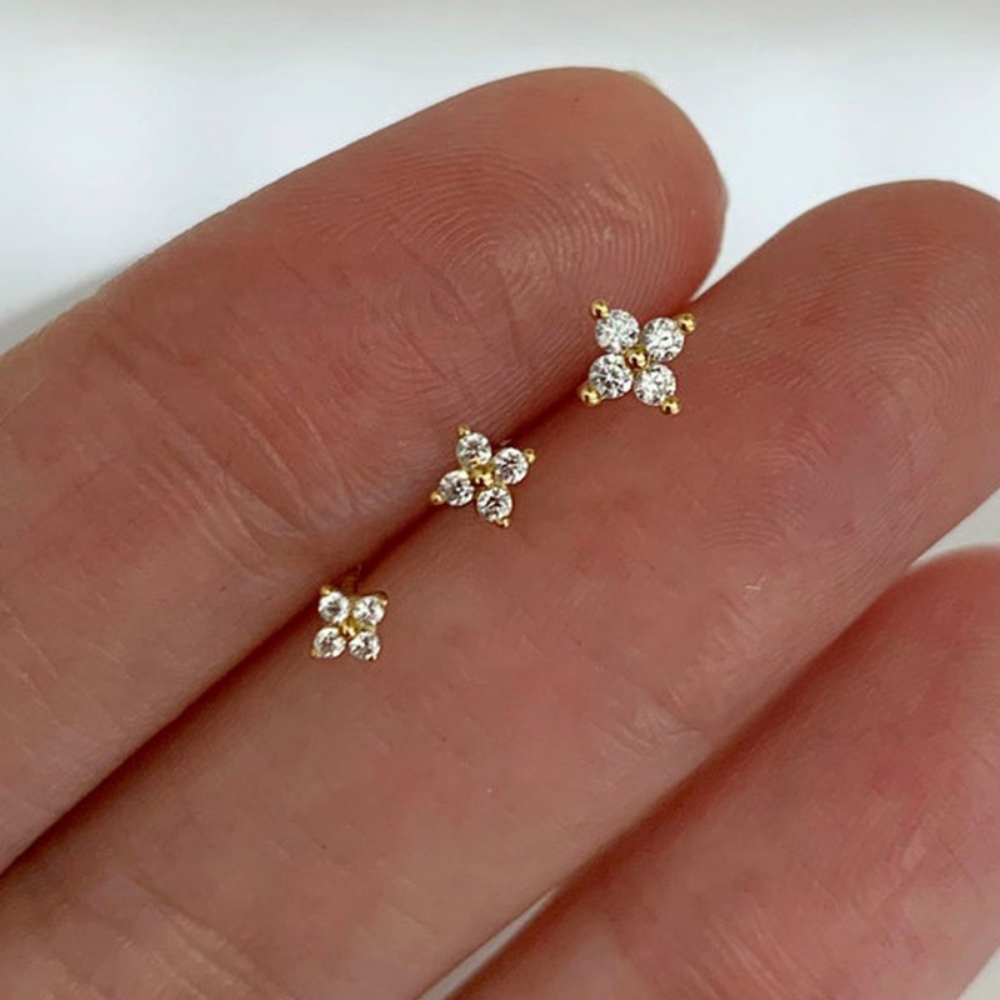 Guld blomster ørestikker fødselsstens smykke til mors dags gave | Temsk