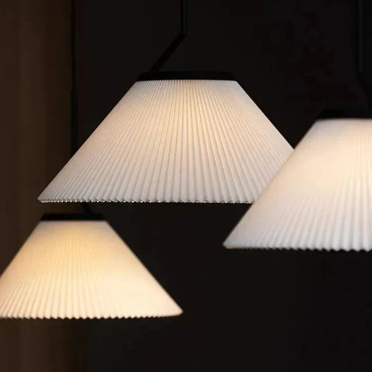 Velora krémová plisovaná závěsná lampa s teplým světlem a jemným skandinávským stylem | Snurv | Temsk