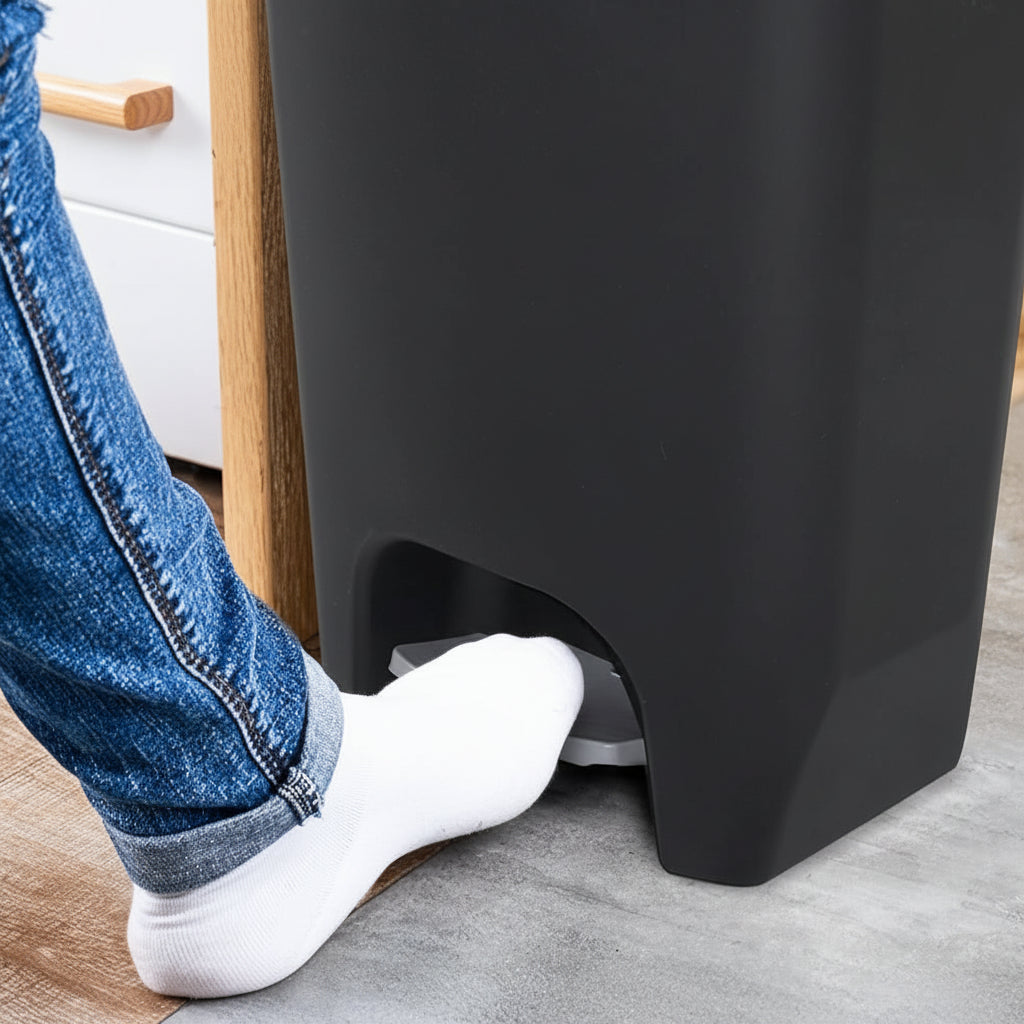 White 13-Gallon Trash Can With Step Pedal And Odor Protection | Temsk